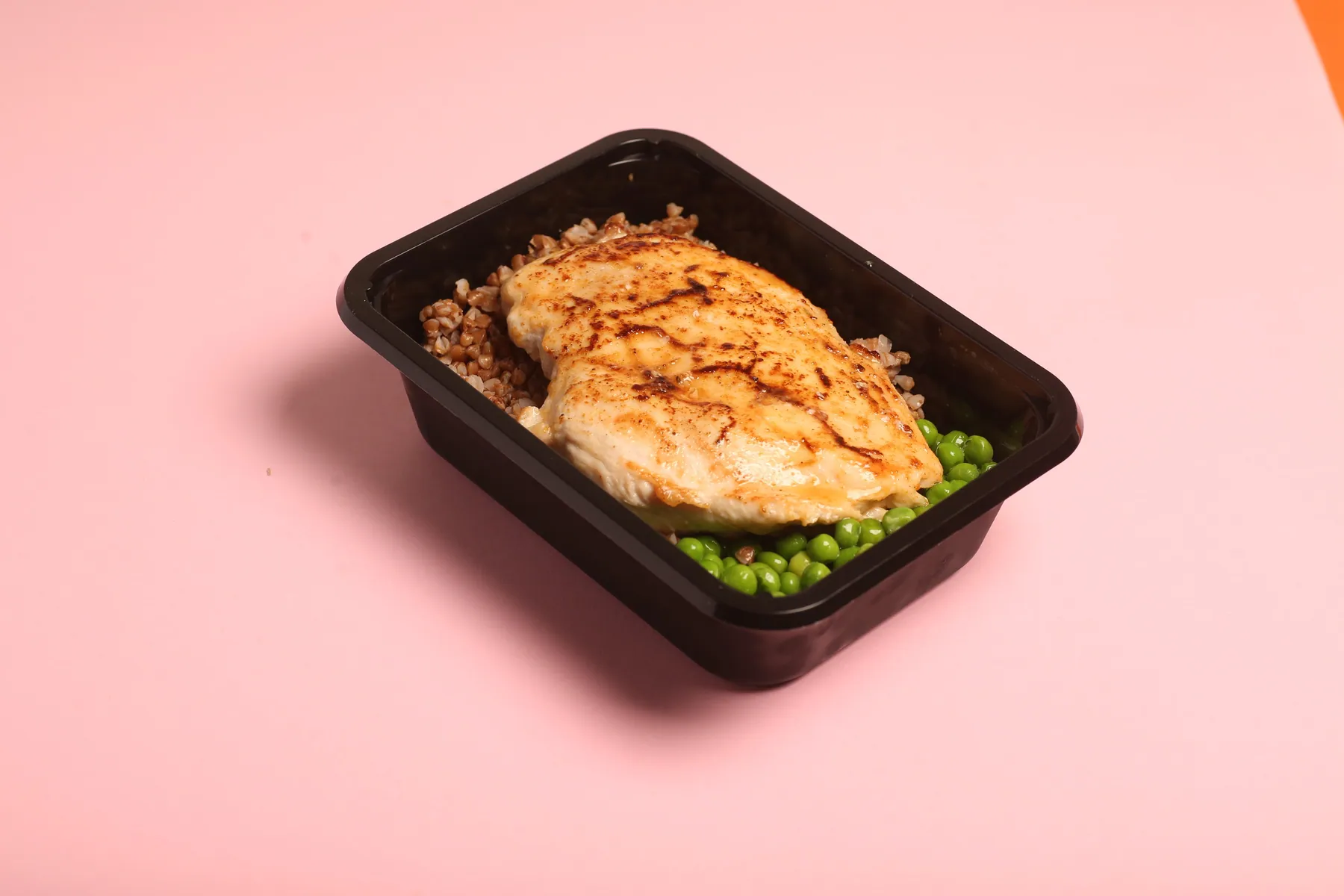 Pollo con trigo sarraceno y guisantes en un envase individual de Brococo