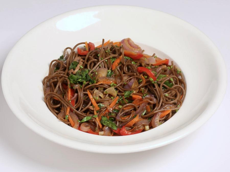 Fideos de trigo sarraceno con ternera.