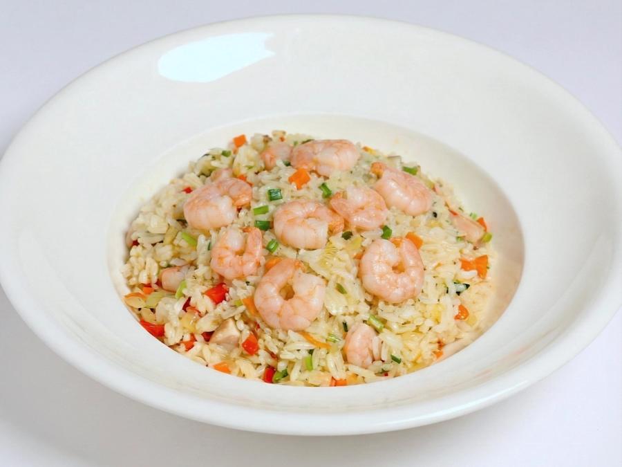 Arroz frito con gambas.