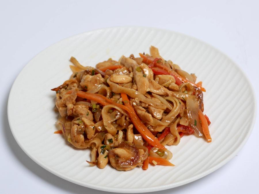 Fideos de arroz en wok con pollo.