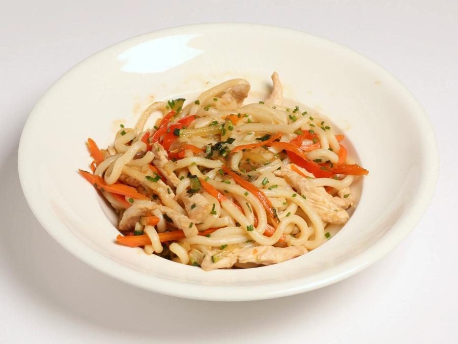 Fideos udon en wok con pavo.