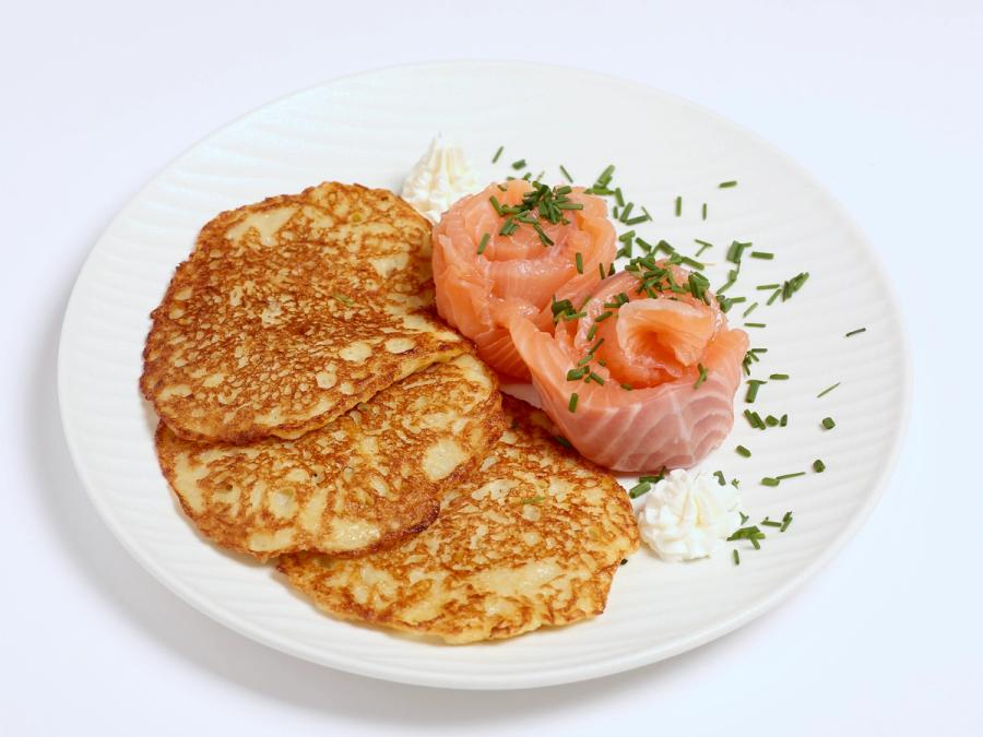 Salmón curado en casa con tortitas de papa.