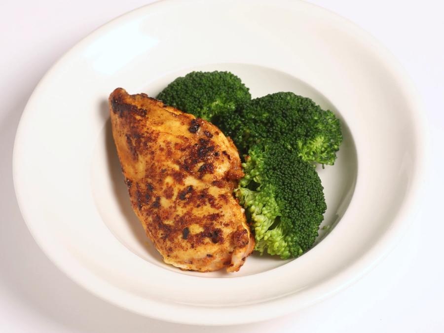 Pechuga de pollo con brócoli.