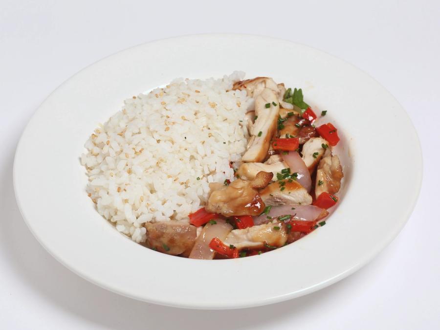 Pollo teriyaki con arroz y sésamo.